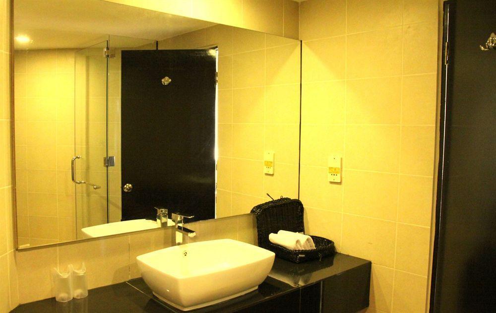 Oyo 89693 Perkasa Hotel Keningau Near Hospital Keningau מראה חיצוני תמונה